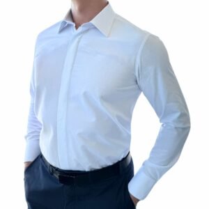 Camisa francesa branca lisa sulfite no corpo em vista frontal, com modelagem ajustada e presença elegante para ocasiões formais.