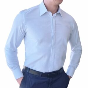 Camisa francesa branca lisa sulfite em enquadramento de meio corpo frontal, destacando o caimento do tecido e o fechamento frontal limpo.