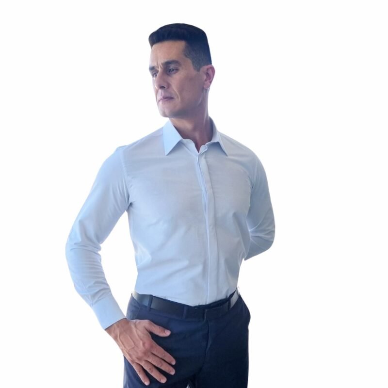 Camisa francesa branca lisa sulfite em vista diagonal elegante, com o modelo em pose social, reforçando um visual sofisticado e atemporal.