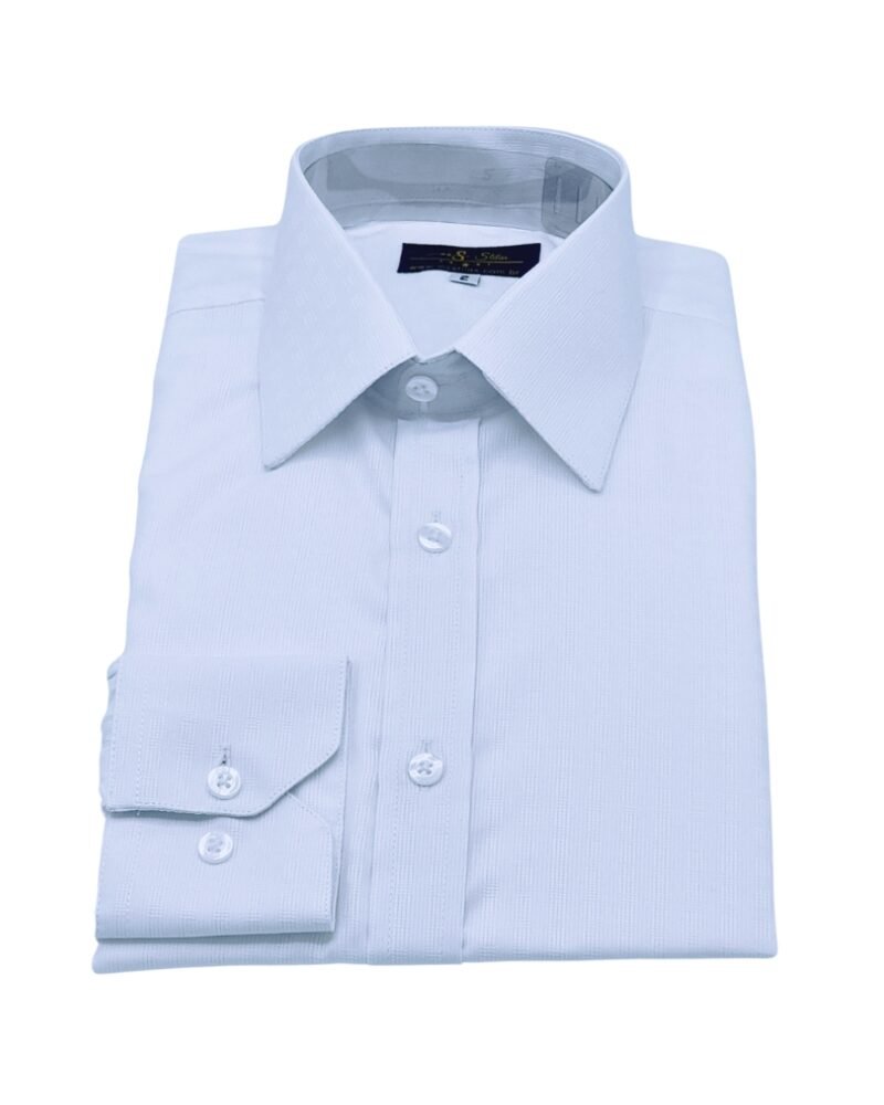 Camisa francesa branca com estampa maquinetada discreta dobrada com gola francesa em destaque sobre fundo claro.