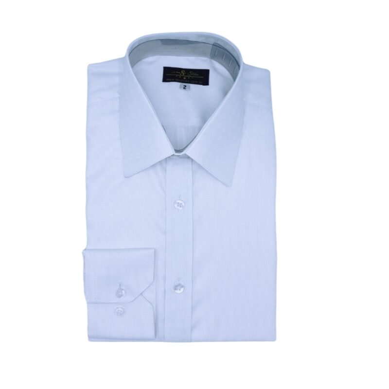 Camisa francesa branca com estampa maquinetada discreta vista de frente com punho à mostra.