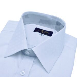 Close da gola francesa e da etiqueta interna da camisa branca com estampa maquinetada discreta.