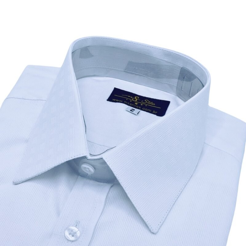 Close da gola francesa e da etiqueta interna da camisa branca com estampa maquinetada discreta.