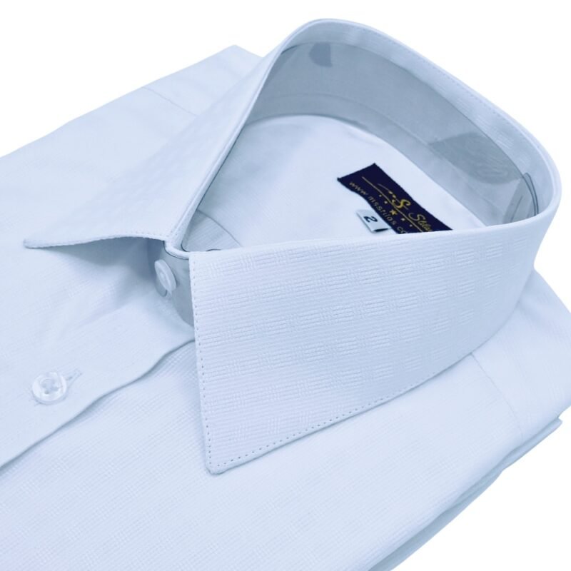 Close lateral da gola francesa e da textura maquinetada discreta da camisa social branca.