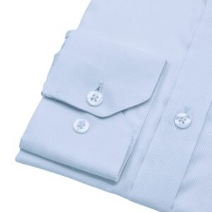 Detalhe do punho com botões e da textura maquinetada discreta da camisa francesa branca.