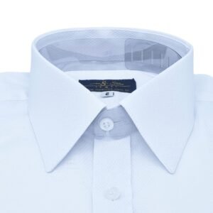 Close frontal do colarinho francês e peitilho da camisa branca maquinetado discreto em tecido passa fácil.