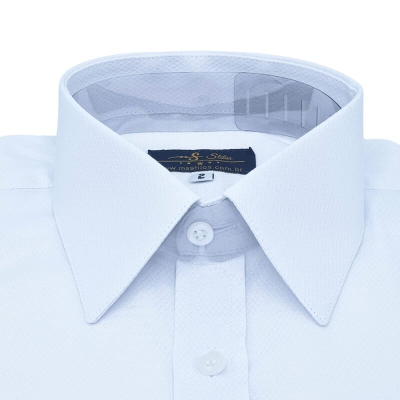 Close frontal do colarinho francês e peitilho da camisa branca maquinetado discreto em tecido passa fácil.