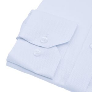 Detalhe do punho com botões da camisa francesa branca maquinetado discreto em tecido passa fácil.