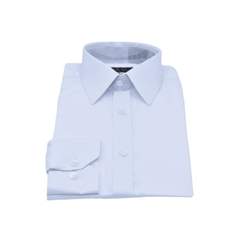 Camisa francesa branca maquinetado discreto em tecido passa fácil dobrada em vista frontal para apresentação do produto.