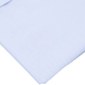 Textura do tecido branco maquinetado discreto em algodão passa fácil da camisa social francesa.