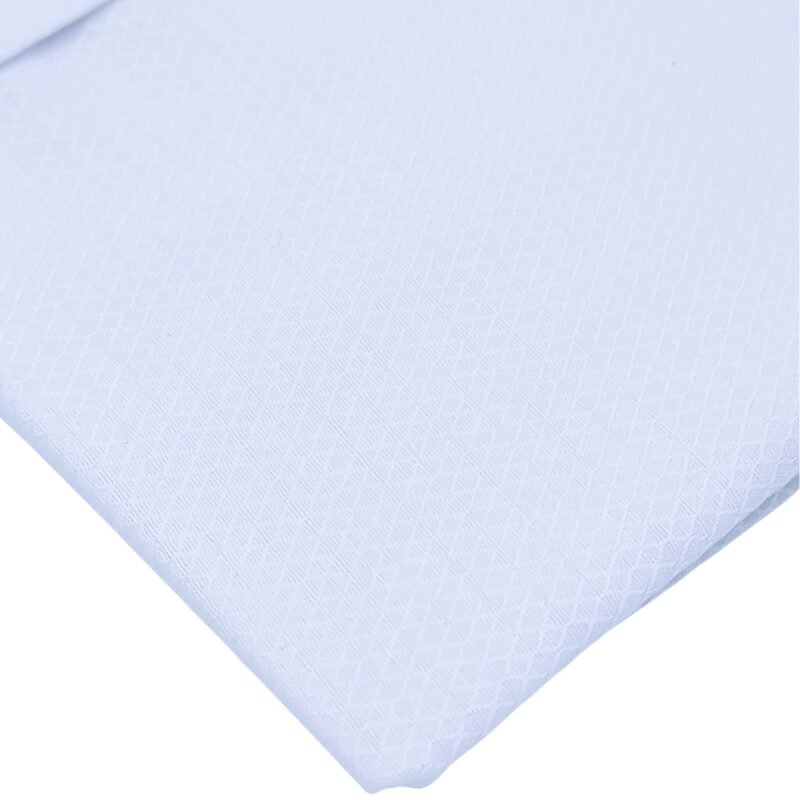 Textura do tecido branco maquinetado discreto em algodão passa fácil da camisa social francesa.