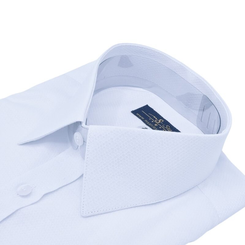 Camisa francesa branca maquinetado discreto em tecido passa fácil em vista diagonal destacando a gola francesa.