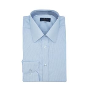 Camisa francesa branca quadriculada azul claro inteira dobrada em fundo branco, pronta para uso.