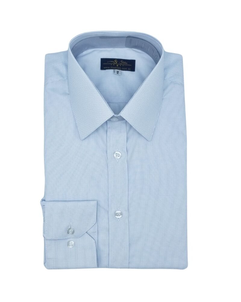 Camisa francesa branca quadriculada azul claro inteira dobrada em fundo branco, pronta para uso.
