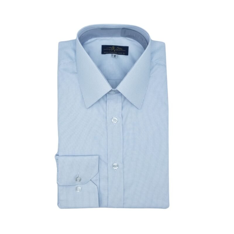 Camisa francesa branca quadriculada azul claro inteira dobrada em fundo branco, pronta para uso.
