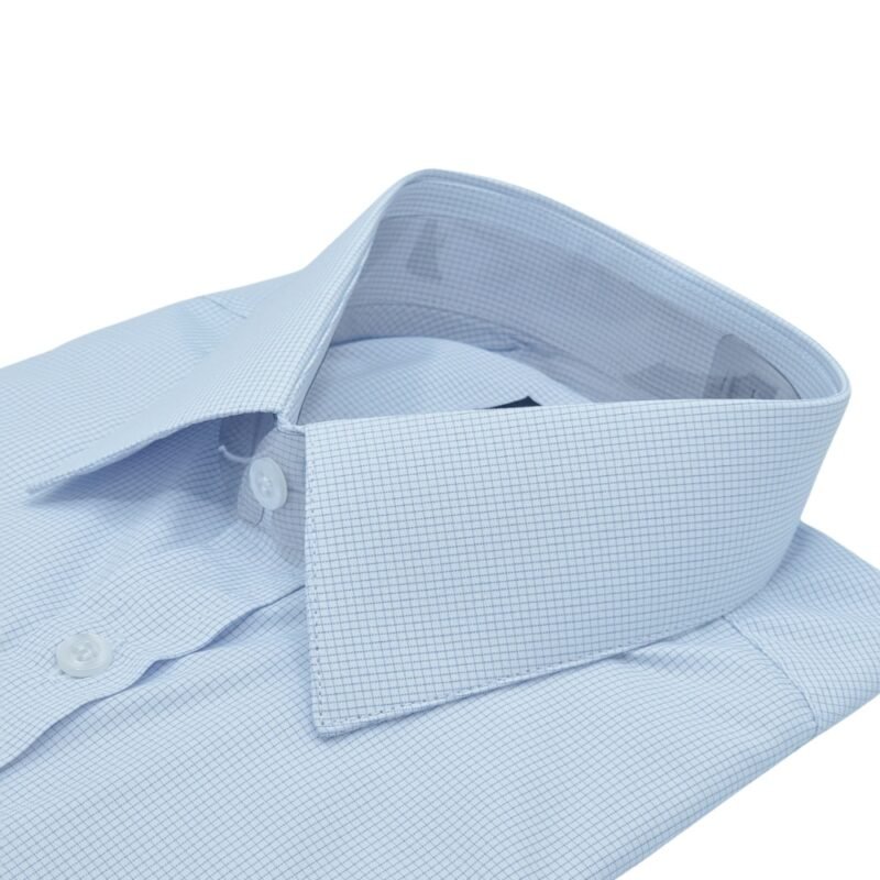 Close da gola francesa da camisa branca quadriculada azul claro em tecido elegante.