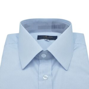 Close do tecido quadriculado azul claro na região do peito da camisa francesa branca da MS Stilos.