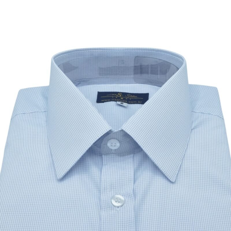 Close do tecido quadriculado azul claro na região do peito da camisa francesa branca da MS Stilos.