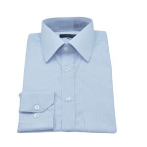 Camisa francesa branca quadriculada azul claro dobrada em vista frontal sobre fundo branco.