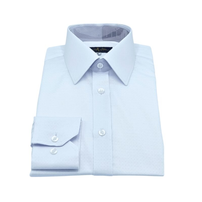 Camisa francesa branca tecido gravataria dobrada em vista frontal, com foco no colarinho estruturado e na região do peito da peça.