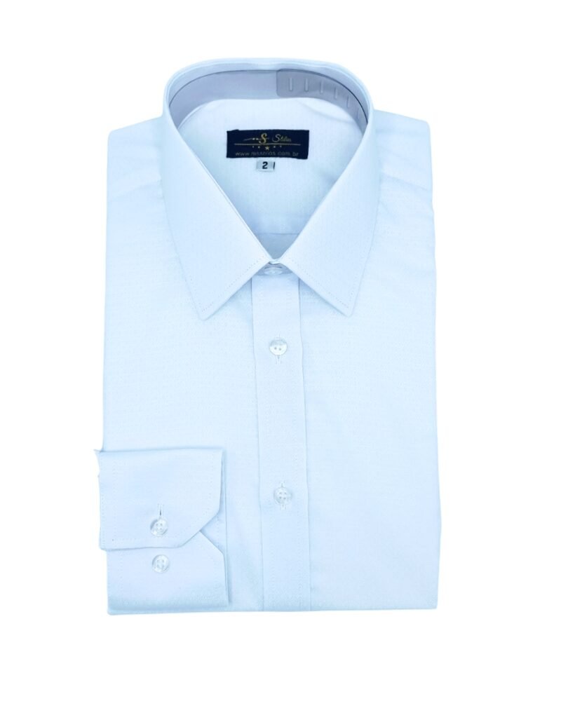 Camisa francesa branca tecido gravataria dobrada em vista frontal sobre fundo claro, mostrando gola francesa e punho.