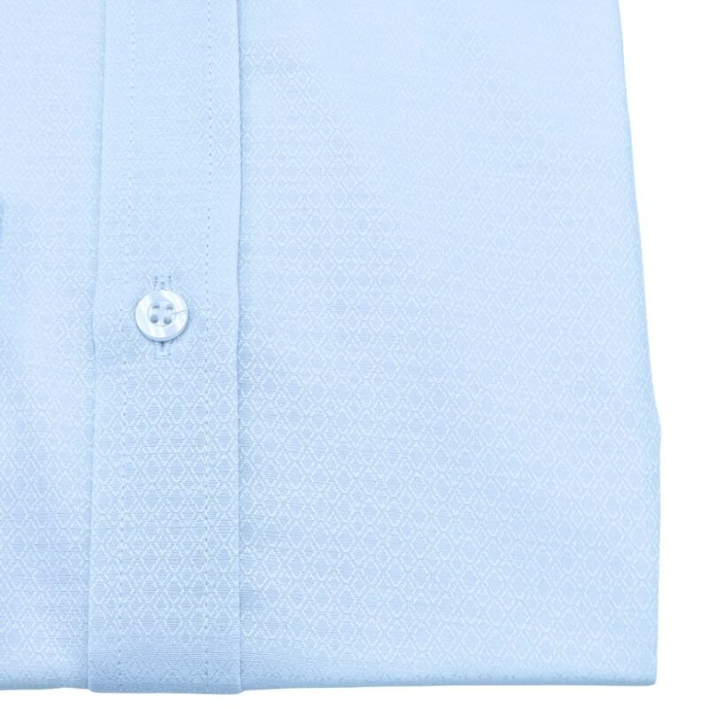 Camisa francesa branca tecido gravataria, mostrando a textura do tecido.