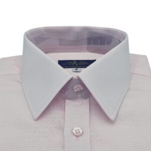 Close da gola francesa branca da camisa rosa claro tecido gravataria com etiqueta MS Stilos em destaque.