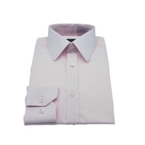 Camisa francesa rosa claro em tecido gravataria dobrada com vista frontal em enquadramento amplo sobre fundo branco.