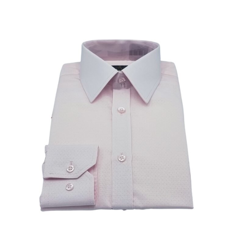 Camisa francesa rosa claro em tecido gravataria dobrada com vista frontal em enquadramento amplo sobre fundo branco.