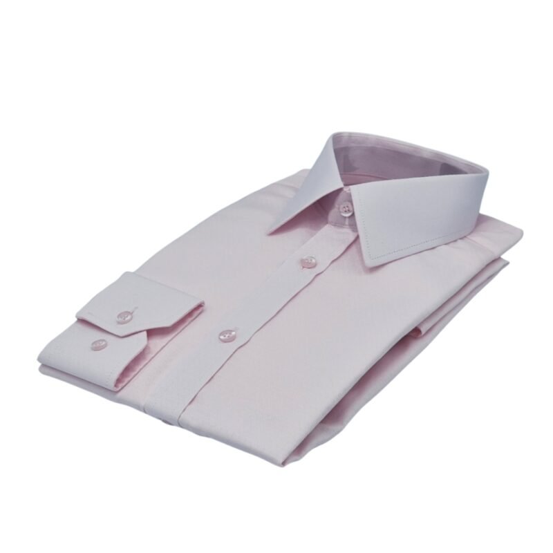 Detalhe em vista diagonal da gola francesa branca da camisa rosa claro tecido gravataria evidenciando estrutura e pesponto.