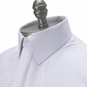 Close do tecido branco sulfite passa fácil da camisa social mostrando textura uniforme e opaca.