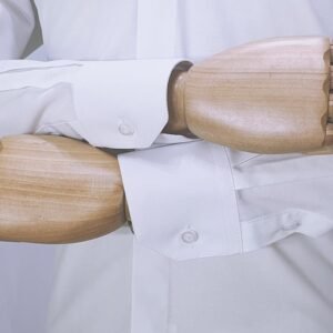 Detalhe do punho com botão da camisa francesa social branca sulfite em acabamento discreto.