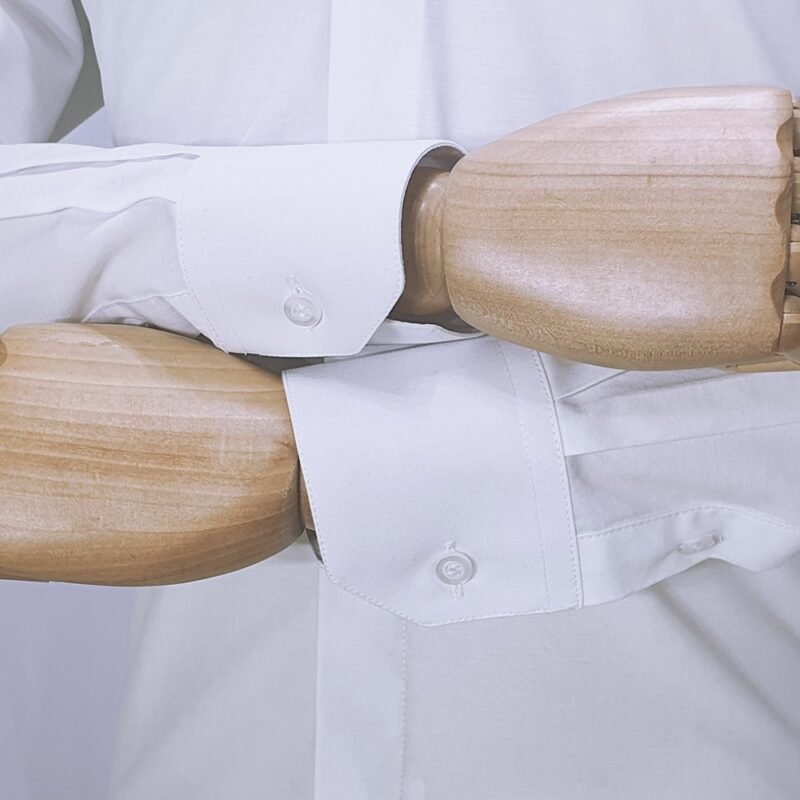 Detalhe do punho com botão da camisa francesa social branca sulfite em acabamento discreto.