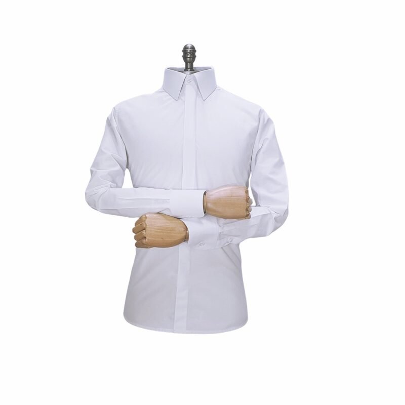Modelo veste camisa francesa social branca sulfite semi slim em pose frontal clássica.