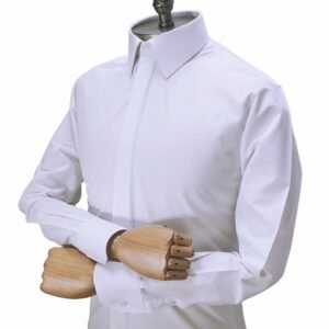 Modelo com camisa social branca sulfite semi slim em vista lateral destacando caimento nos ombros.
