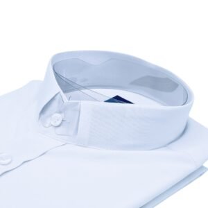 Vista lateral da gola padre de camisa branca lisa em tecido confortável, mostrando o acabamento interno e estrutura do colarinho.