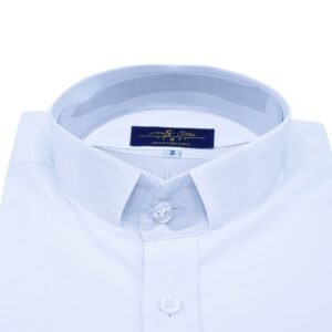 Close da gola padre de camisa branca lisa em tecido confortável, evidenciando o colarinho estruturado.