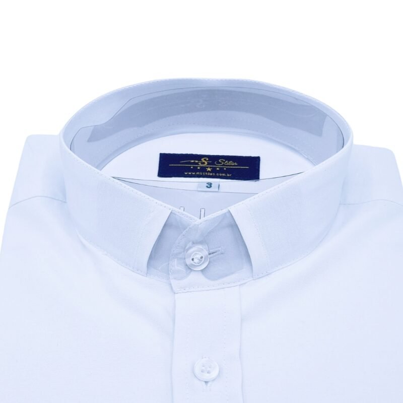 Close da gola padre de camisa branca lisa em tecido confortável, evidenciando o colarinho estruturado.