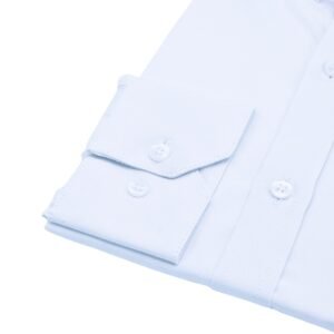 Close do punho de camisa gola padre branca lisa em tecido confortável, com costuras e botões em destaque.