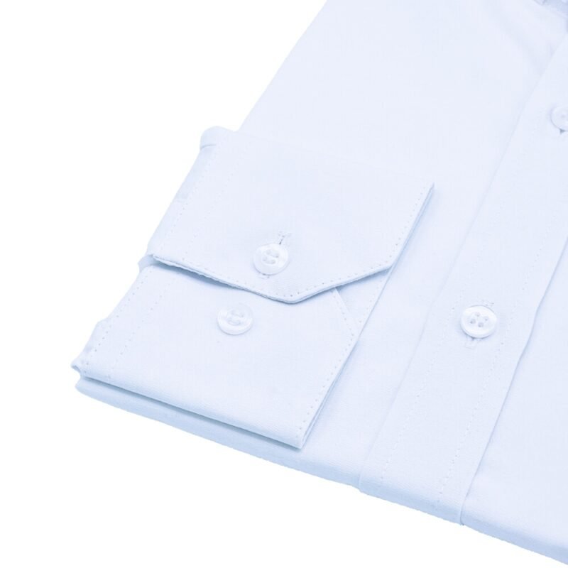 Close do punho de camisa gola padre branca lisa em tecido confortável, com costuras e botões em destaque.