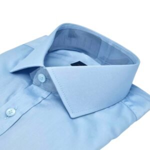 Close da gola italiana estruturada da camisa social azul claro em algodão egípcio com elastano, evidenciando o colarinho firme e sofisticado.