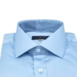 Detalhe da região do peito e da gola da camisa social italiana azul claro, destacando o tecido acetinado e o acabamento limpo.