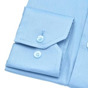 Close do punho da camisa social italiana azul claro em algodão egípcio com elastano, mostrando botões e costuras precisas.
