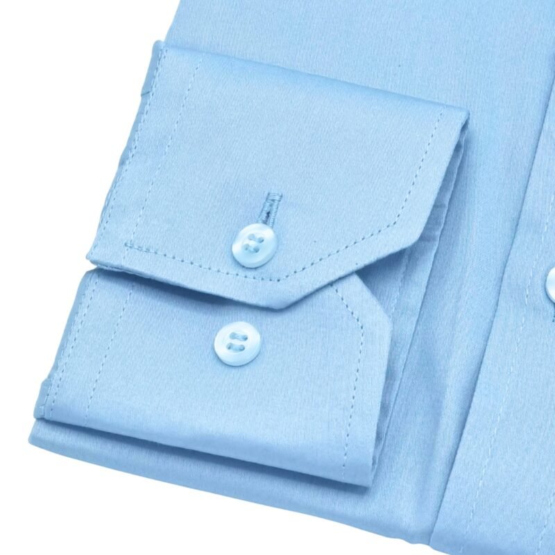 Close do punho da camisa social italiana azul claro em algodão egípcio com elastano, mostrando botões e costuras precisas.