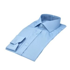 Camisa social italiana azul claro em algodão egípcio com elastano dobrada sobre a superfície, vista em perspectiva com gola e punho destacados.