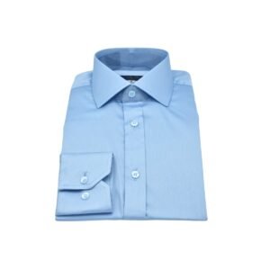 Camisa social italiana azul claro em algodão egípcio com elastano dobrada em vista frontal, mostrando gola e punho alinhados.