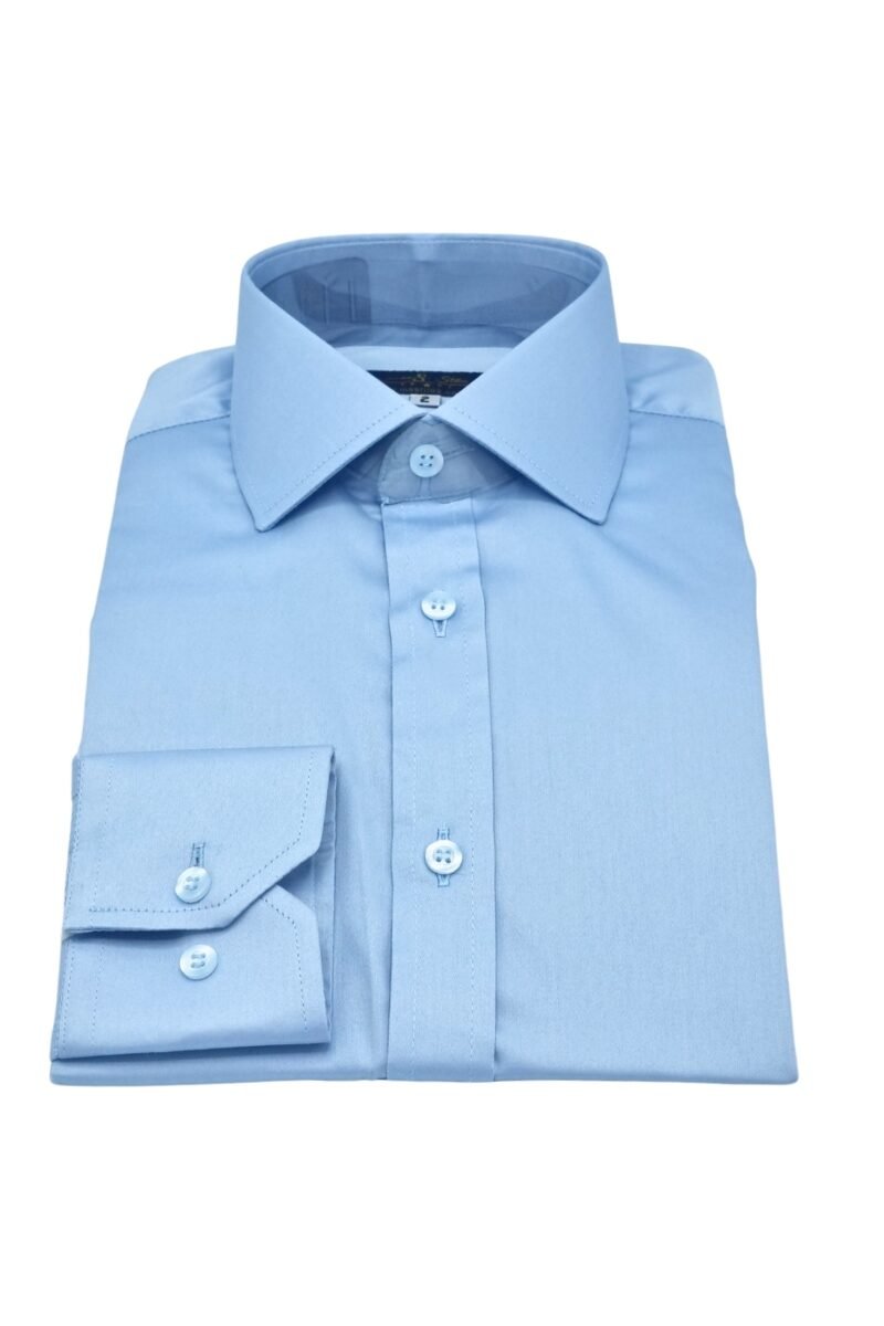 Camisa social italiana azul claro em algodão egípcio com elastano dobrada em vista frontal, mostrando gola e punho alinhados.