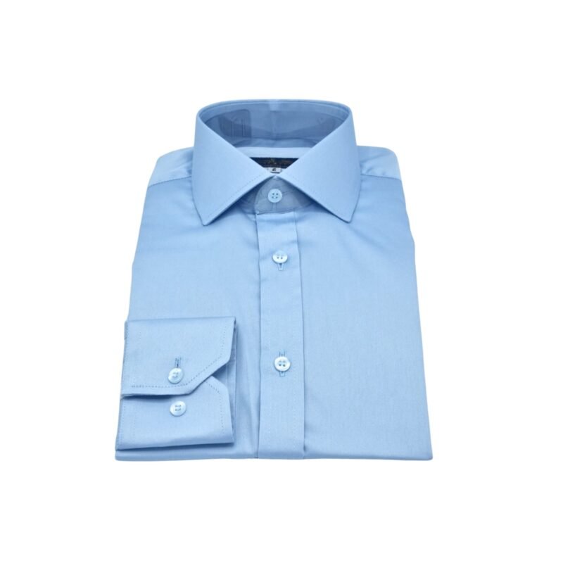 Camisa social italiana azul claro em algodão egípcio com elastano dobrada em vista frontal, mostrando gola e punho alinhados.
