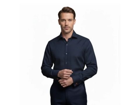 Homem em pé usando camisa italiana azul marinho de manga longa da MS Stilos em fundo branco