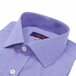 Close em ângulo da gola italiana rígida e do colarinho da camisa azul royal com micro estampa, destacando o alinhamento dos botões e a textura discreta do tecido